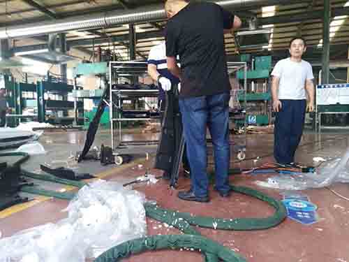 H5600D液壓聚氨酯發(fā)泡機(jī)在山東諸城用于汽車(chē)配件聚氨酯填充